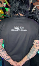 Laden Sie das Bild in den Galerie-Viewer, "Dead Gods" T-Shirt
